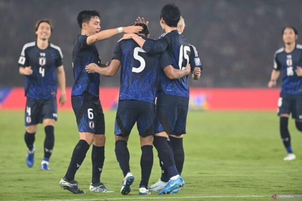 Berikut beberapa alternatif judul untuk "Jepang ditahan imbang tanpa gol oleh Arab Saudi":

1. "Jepang dan Arab Saudi Berbagi Poin di Laga Tanpa Gol"
2. "Pertandingan Sengit: Jepang vs Arab Saudi Berakhir Imbang 0-0"
3. "Jepang Tak Berdaya: Imbang Tanpa Gol Melawan Arab Saudi"
4. "Arab Saudi Gagalkan Jepang Raih Kemenangan di Laga Tanpa Gol"
5. "Hasil Mengecewakan: Jepang Terkuncil Imbang di Hadapan Arab Saudi"

Semoga salah satu judul di atas sesuai dengan yang Anda butuhkan!