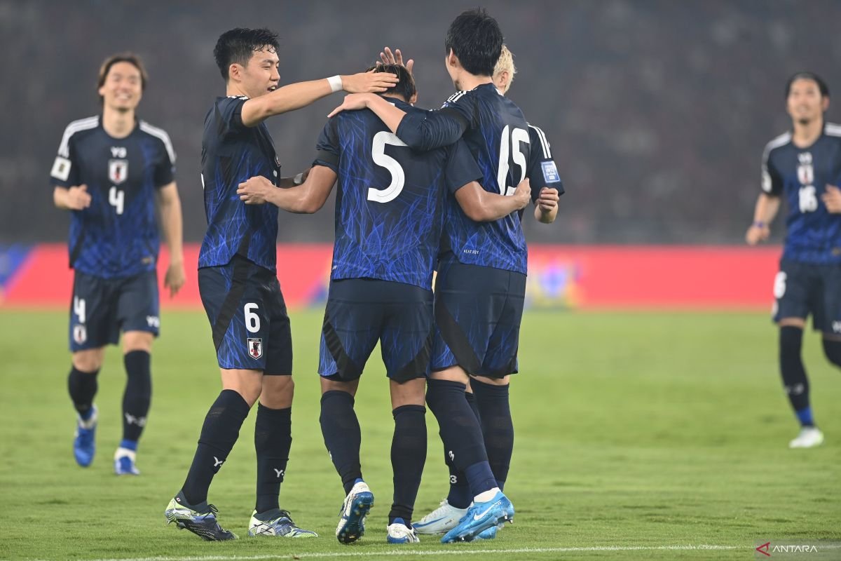Berikut beberapa alternatif judul untuk "Jepang ditahan imbang tanpa gol oleh Arab Saudi":

1. "Jepang dan Arab Saudi Berbagi Poin di Laga Tanpa Gol"
2. "Pertandingan Sengit: Jepang vs Arab Saudi Berakhir Imbang 0-0"
3. "Jepang Tak Berdaya: Imbang Tanpa Gol Melawan Arab Saudi"
4. "Arab Saudi Gagalkan Jepang Raih Kemenangan di Laga Tanpa Gol"
5. "Hasil Mengecewakan: Jepang Terkuncil Imbang di Hadapan Arab Saudi"

Semoga salah satu judul di atas sesuai dengan yang Anda butuhkan!