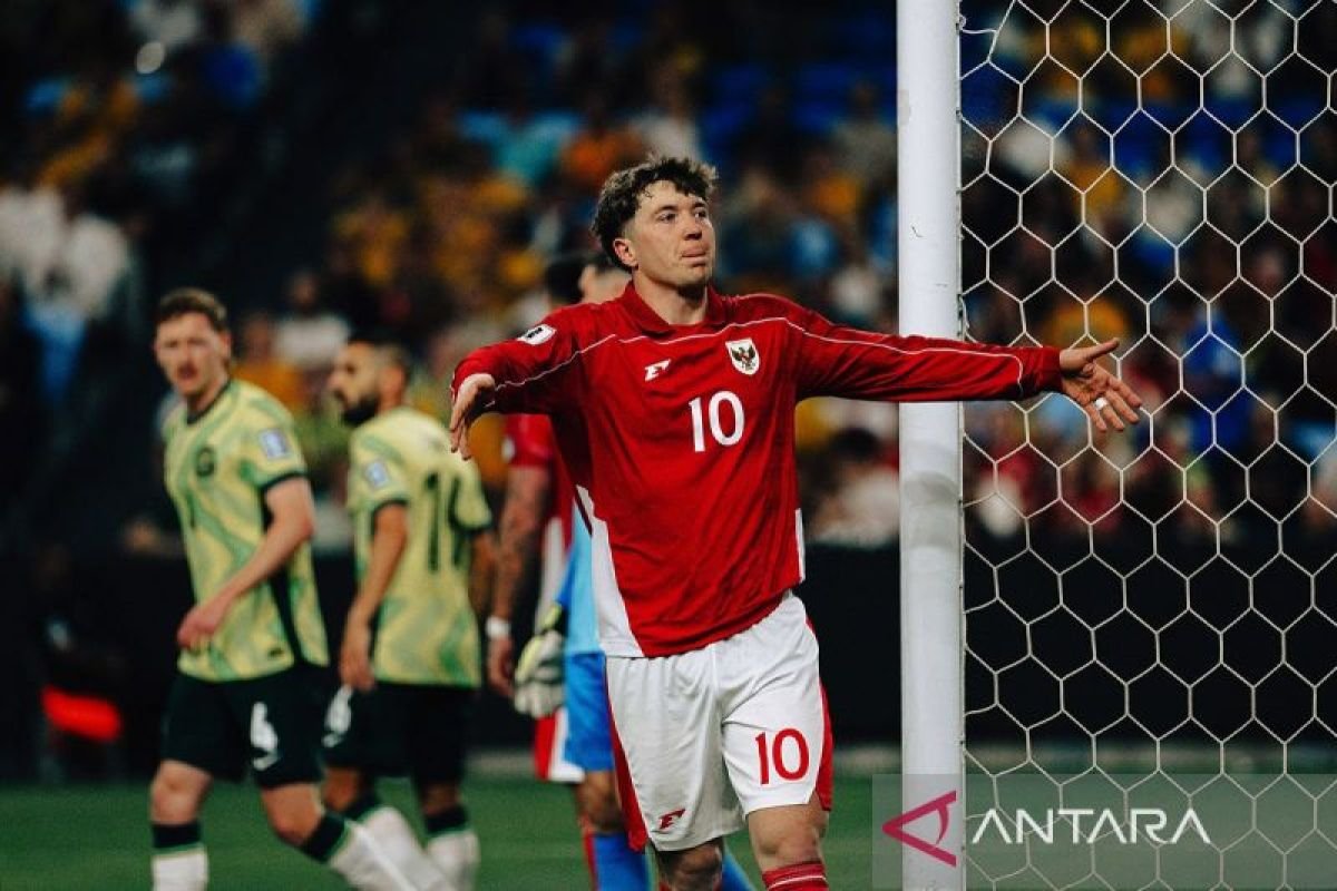 Here are a few alternate title suggestions for "Cerita Ole Romeny Kenang Golnya Bersama Timnas Indonesia":

1. "Kenangan Gol Romeny Bersama Timnas Indonesia"
2. "Momen Tak Terlupakan: Ole Romeny dan Golnya di Timnas"
3. "Gol Bersejarah Ole Romeny: Cerita di Balik Timnas Indonesia"
4. "Ole Romeny: Menghidupkan Kenangan Gol Bersama Timnas Indonesia"
5. "Memori Gol Romeny: Perjalanan Bersama Timnas Indonesia"
6. "Ole Romeny dan Kenangan Manis Bersama Timnas Indonesia"

Feel free to let me know if you need more options or specific adjustments!