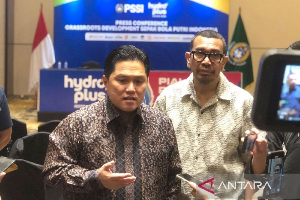 Berikut beberapa alternatif judul untuk pernyataan Erick Thohir tentang jabatan Ketua Umum PSSI:

1. "Erick Thohir: Jabatan Ketum PSSI Tidak untuk Seumur Hidup"
2. "Erick Thohir Menegaskan: Jabatan Ketum PSSI Harus Ada Batas Waktunya"
3. "PSSI di Tangan Erick Thohir: Arah Baru Menuju Kepemimpinan Yang Dinamis"
4. "Erick Thohir: Ketum PSSI Harus Beri Ruang untuk Generasi Selanjutnya"
5. "Visi Erick Thohir: Ketum PSSI Tak Seharusnya Menjabat Seumur Hidup"
6. "Pentingnya Pergantian Kepemimpinan, Kata Erick Thohir soal Jabatan Ketum PSSI"
7. "Erick Thohir: Masa Jabatan Ketum PSSI Harus Dibatasi untuk Kemajuan Sepak Bola"

Silakan pilih yang paling cocok sesuai kebutuhan!