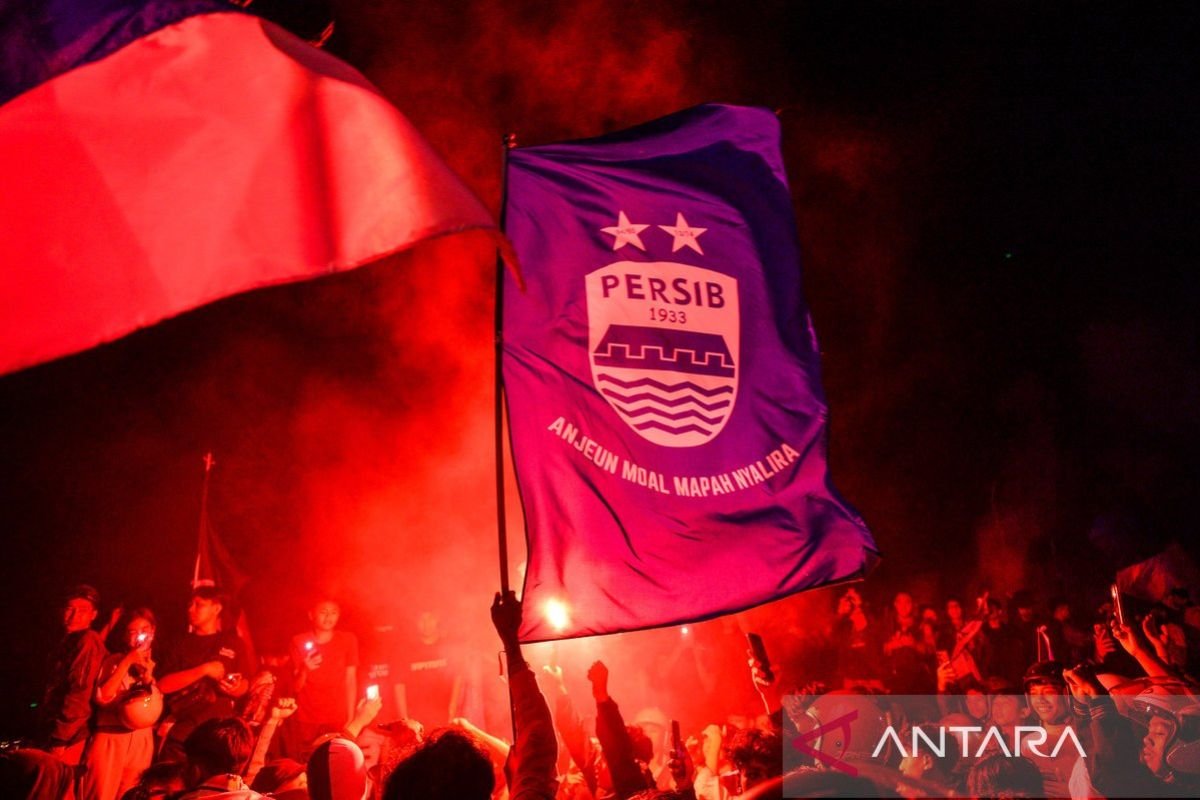 Berikut adalah beberapa alternatif judul dengan tema "Persib ajak bobotoh ikut pawai juara dengan cara menyenangkan":

Persib Mengundang Bobotoh Bergembira di Pawai Juara!
Rayakan Kemenangan: Persib Ajak Bobotoh Meriahkan Pawai Juara!
Pawai Juara Bersama Persib: Yuk, Bobotoh, Bergembira dengan Cara Seru!
Bergabunglah dengan Persib dan Bobotoh di Pawai Juara yang Penuh Keceriaan!
Kemeriahan Pawai Juara: Persib Ajak Bobotoh Bersuka Ria!

Silakan pilih atau modifikasi sesuai dengan kebutuhan!