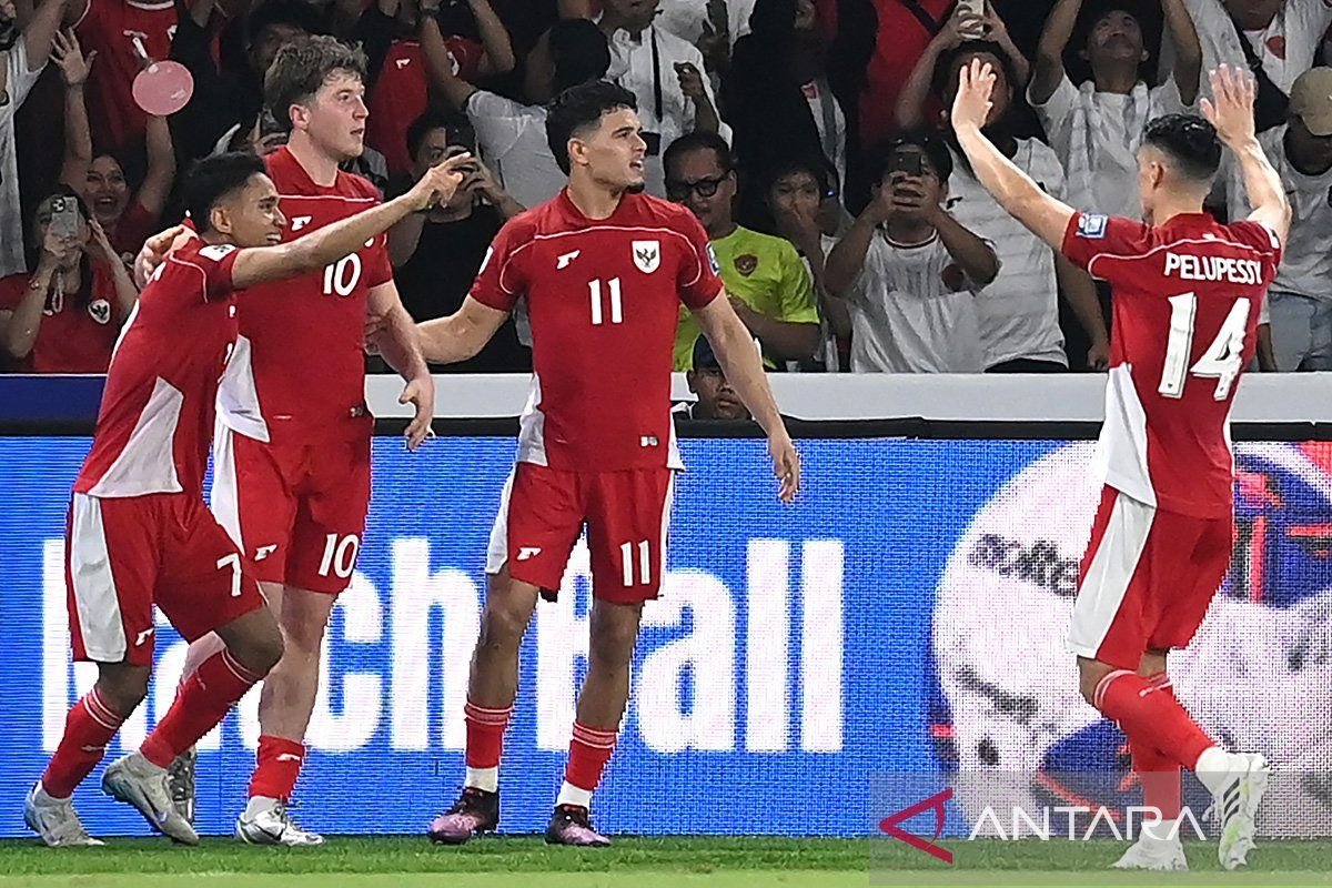 Here are some alternate title suggestions for "Karena Cinta, Ole Romeny Memilih Indonesia":

1. "Cinta yang Memilih: Perjalanan Ole Romeny ke Indonesia"
2. "Kasih yang Mengikat: Ole Romeny dan Indonesia"
3. "Cinta Tanpa Batas: Ole Romeny's Journey in Indonesia"
4. "Pilihan Cinta: Lika-Liku Ole Romeny di Tanah Air"
5. "Ketika Cinta Memanggil: Ole Romeny's Dedikasi untuk Indonesia"
6. "Cinta dan Komitmen: Mengapa Ole Romeny Memilih Indonesia"
7. "Mencintai Indonesia: Kisah Ole Romeny"
8. "Dari Cinta ke Indonesia: Perjalanan Ole Romeny"

Feel free to modify any of these suggestions to better suit your needs!