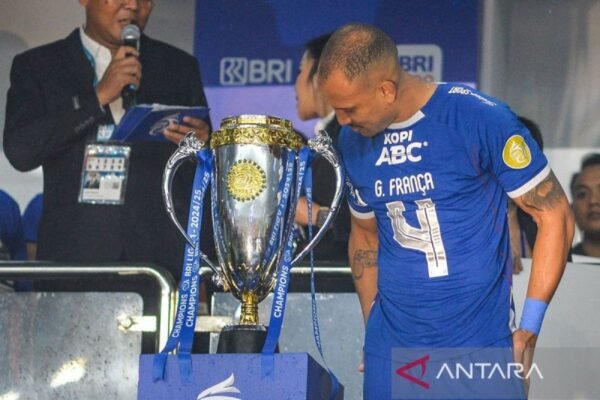 Here are some alternate titles for “Persib Bandung Berpisah dengan Gustavo Franca”:
1. “Persib Bandung Mengucapkan Selamat Tinggal kepada Gustavo Franca”
2. “Pemberhentian Gustavo Franca dari Persib Bandung”
3. “Persib Bandung dan Gustavo Franca: Tamatnya Kerjasama”
4. “Perpisahan Persib Bandung dengan Gustavo Franca”
5. “Gustavo Franca Resmi Tinggalkan Persib Bandung”
6. “Persib Bandung: Akhir Perjalanan Gustavo Franca”
7. “Gustavo Franca Berpisah dari Persib Bandung: Sebuah Era Berakhir”
8. “Persib Bandung dan Gustavo Franca: Cerita yang Telah Berakhir”
9. “Gustavo Franca Menyudahi Kontrak dengan Persib Bandung”
10. “Persib Bandung Lepas Gustavo Franca: Transformasi Tim di Depan Mata”
Feel free to choose any of these or modify them as needed! Here are some alternate titles for "Persib Bandung Berpisah dengan Gustavo Franca":
1. "Persib Bandung Mengucapkan Selamat Tinggal kepada Gustavo Franca"
2. "Pemberhentian Gustavo Franca dari Persib Bandung"
3. "Persib Bandung dan Gustavo Franca: Tamatnya Kerjasama"
4. "Perpisahan Persib Bandung dengan Gustavo Franca"
5. "Gustavo Franca Resmi Tinggalkan Persib Bandung"
6. "Persib Bandung: Akhir Perjalanan Gustavo Franca"
7. "Gustavo Franca Berpisah dari Persib Bandung: Sebuah Era Berakhir"
8. "Persib Bandung dan Gustavo Franca: Cerita yang Telah Berakhir"
9. "Gustavo Franca Menyudahi Kontrak dengan Persib Bandung"
10. "Persib Bandung Lepas Gustavo Franca: Transformasi Tim di Depan Mata"
Feel free to choose any of these or modify them as needed!