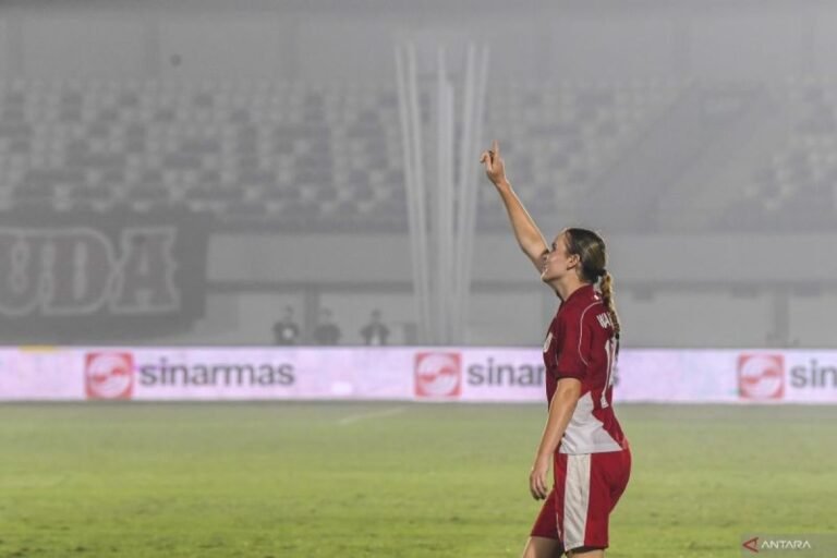 Berikut adalah beberapa alternatif judul untuk "Isa Warps Dedikasikan Golnya untuk Sang Nenek":

1. "Gol Berarti Isa Warps untuk Nenek Tercinta"
2. "Isa Warps: Tanda Cinta dalam Setiap Gol untuk Nenek"
3. "Sebuah Dedikasi: Gol Isa Warps untuk Nenek"
4. "Kemenangan dengan Cinta: Isa Warps Dedikasikan Gol untuk Nenek"
5. "Nenek di Hati: Gol Isa Warps sebagai Penghormatan"
6. "Inspirasi dari Nenek: Gol Isa Warps yang Mengharukan"
7. "Kisah Kasih: Isa Warps dan Gol yang Didedikasikan untuk Nenek"

Silakan pilih atau kembangkan sesuai dengan gaya yang diinginkan!