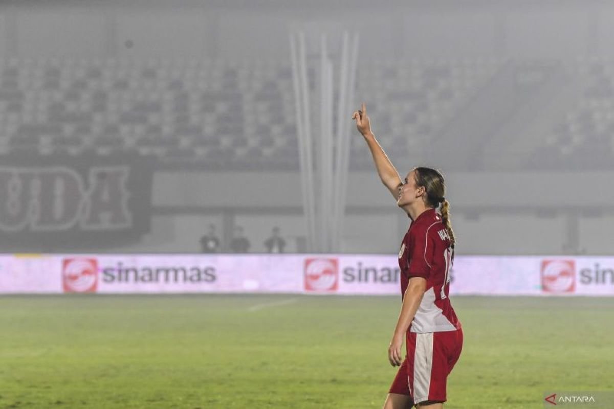 Berikut adalah beberapa alternatif judul untuk "Isa Warps Dedikasikan Golnya untuk Sang Nenek":

1. "Gol Berarti Isa Warps untuk Nenek Tercinta"
2. "Isa Warps: Tanda Cinta dalam Setiap Gol untuk Nenek"
3. "Sebuah Dedikasi: Gol Isa Warps untuk Nenek"
4. "Kemenangan dengan Cinta: Isa Warps Dedikasikan Gol untuk Nenek"
5. "Nenek di Hati: Gol Isa Warps sebagai Penghormatan"
6. "Inspirasi dari Nenek: Gol Isa Warps yang Mengharukan"
7. "Kisah Kasih: Isa Warps dan Gol yang Didedikasikan untuk Nenek"

Silakan pilih atau kembangkan sesuai dengan gaya yang diinginkan!