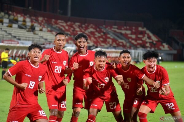 Here are a few alternative titles for “Sembilan diaspora baru ikuti TC timnas U-17 Indonesia di Bali”:
1. “Sembilan Pemain Diaspora Bergabung dalam TC Timnas U-17 Indonesia di Bali”
2. “Timnas U-17 Indonesia Dapat Dukungan Sembilan Diaspora Baru Selama TC di Bali”
3. “Sembilan Pemain Baru dari Diaspora Ambil Bagian dalam TC Timnas U-17 di Bali”
4. “Sepuluh Pemain Diaspora Baru Berlatih Bersama Timnas U-17 Indonesia di Bali”
5. “Sembilan Bintang Diaspora Tampak di TC Timnas U-17 Indonesia di Bali”
Feel free to choose any of the options or modify them further! Here are a few alternative titles for "Sembilan diaspora baru ikuti TC timnas U-17 Indonesia di Bali":
1. "Sembilan Pemain Diaspora Bergabung dalam TC Timnas U-17 Indonesia di Bali"
2. "Timnas U-17 Indonesia Dapat Dukungan Sembilan Diaspora Baru Selama TC di Bali"
3. "Sembilan Pemain Baru dari Diaspora Ambil Bagian dalam TC Timnas U-17 di Bali"
4. "Sepuluh Pemain Diaspora Baru Berlatih Bersama Timnas U-17 Indonesia di Bali"
5. "Sembilan Bintang Diaspora Tampak di TC Timnas U-17 Indonesia di Bali"
Feel free to choose any of the options or modify them further!