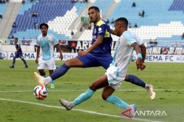 Arema FC Dominates PSBS Biak with 4-1 Victory