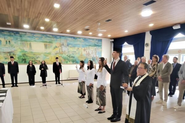 Alternatif judul untuk "Mauro Zijlstra dan Tiga Srikandi Resmi Menjadi Warga Negara Indonesia" bisa menjadi:

"Perjalanan Mauro Zijlstra dan Tiga Srikandi Menuju Kewarganegaraan Indonesia" 

atau 

"Mauro Zijlstra Bersama Tiga Srikandi: Langkah Menuju Kewarganegaraan Indonesia