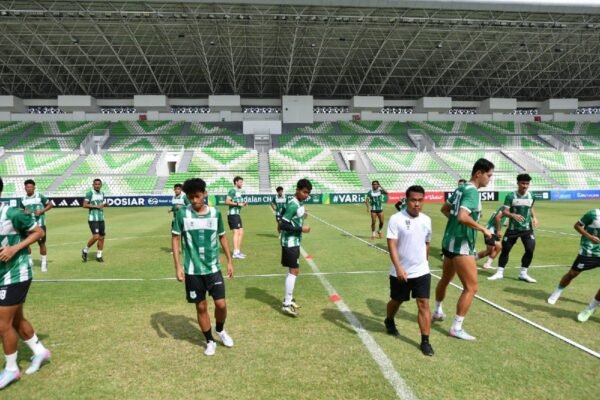 Here are some alternate titles for "PSMS Siap Tempur Hadapi Garudayaksa FC":

1. "PSMS Bersiap Hadapi Garudayaksa FC dalam Pertandingan Sengit"
2. "PSMS Siap Bertempur Melawan Garudayaksa FC"
3. "PSMS: Persiapan Matang untuk Menghadapi Garudayaksa FC"
4. "PSMS Menyambut Garudayaksa FC dengan Taktik Jitu"
5. "Duel Memikat: PSMS Siap Tempur Melawan Garudayaksa FC"
6. "PSMS Bersiap untuk Pertarungan Melawan Garudayaksa FC"
7. "Menuju Pertandingan: PSMS Siap Tempur Lawan Garudayaksa FC"
8. "PSMS: Semangat Juang Tinggi Hadapi Garudayaksa FC"

Feel free to mix and match or modify any of these titles!